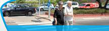 קשישים חוצים כביש